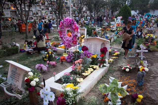 800px-Day_of_the_dead_at_mexican_cemetery_4